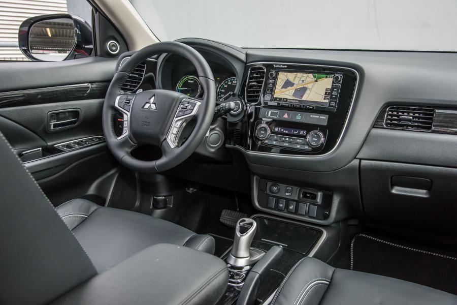  Mitsubishi Outlander PHEV Rally Style 2016 года  (фото 27 из 30)